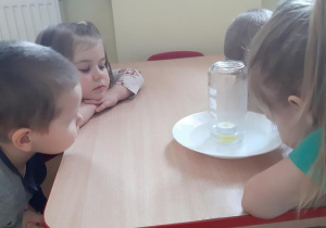 Dzieci uważnie obserwują przebieg eksperymentu.